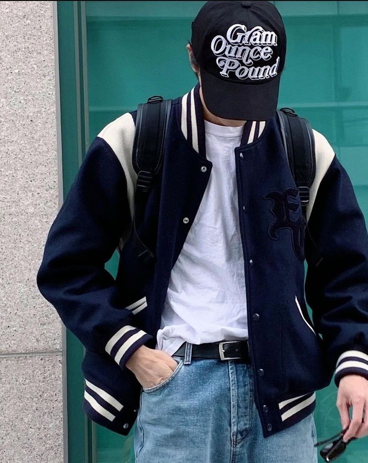 Jaket varsity dan t shirt