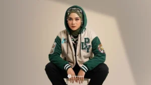 Seorang wanita berkerudung mengenakan jaket custom full bordir