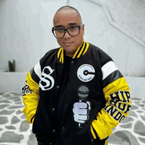 SAYKOJI memakai jaket varsity Syamanah