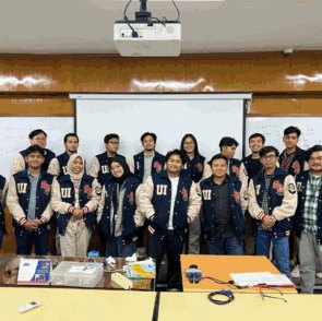 Mahasiswa Universitas Indonesia memakai jaket angkatan Syamanah