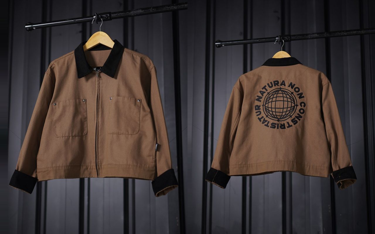 Work jacket custom warna cokelat dengan kerah dan manset hitam, tampak depan dan belakang