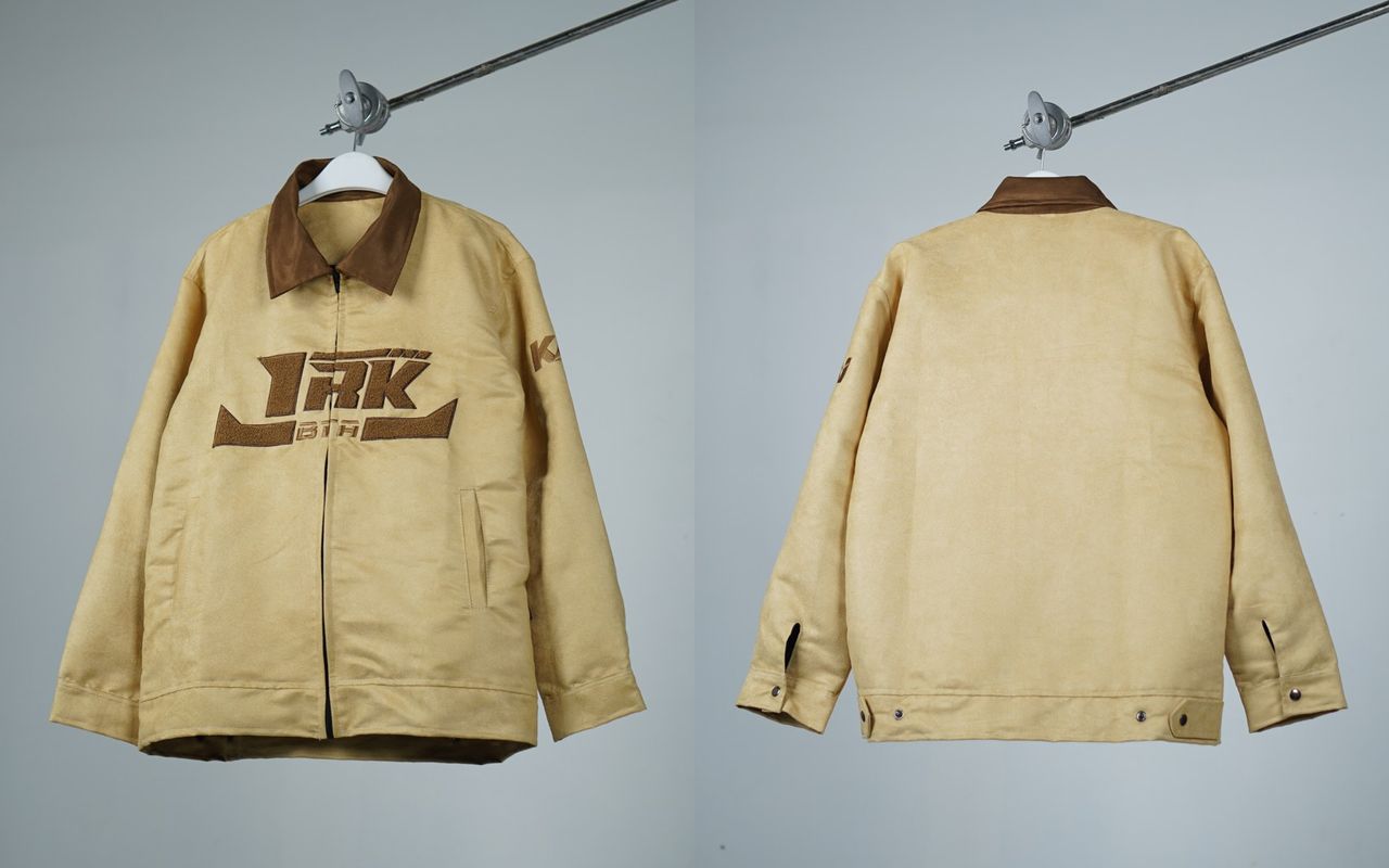 Work jacket custom warna beige dengan kerah cokelat, tampak depan dan belakang