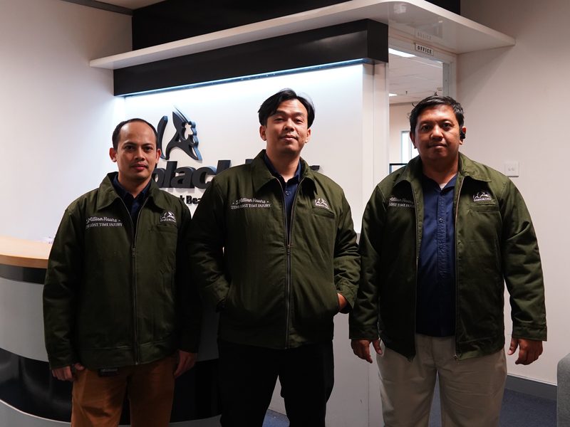 Tim perusahaan memakai work jacket hijau army dengan bordir logo dan tulisan 5 Million Hours Zero Lost Time Injury
