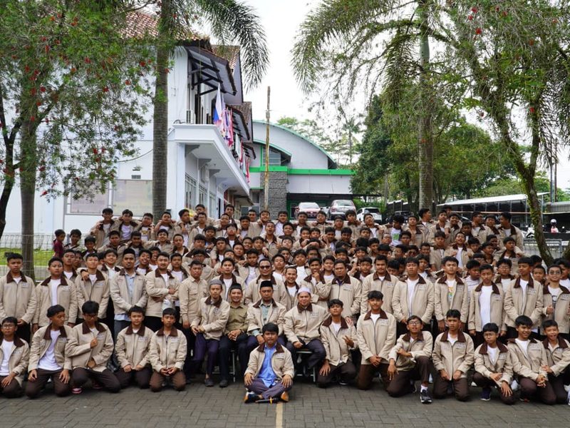 Siswa dan guru sekolah memakai work jacket krem berkerah cokelat